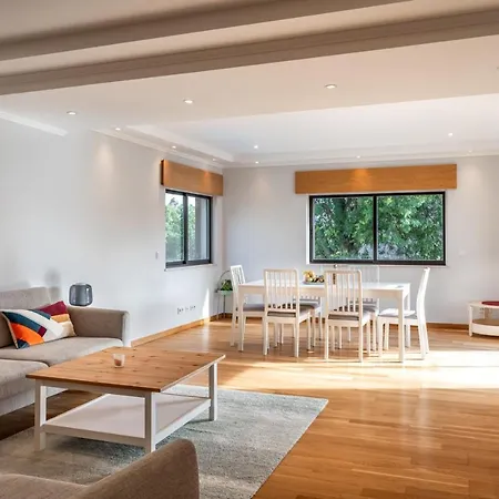Apartment In Spacious - Shared Pool *