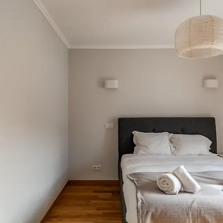 In Spacious - Shared Pool Apartment Oeiras