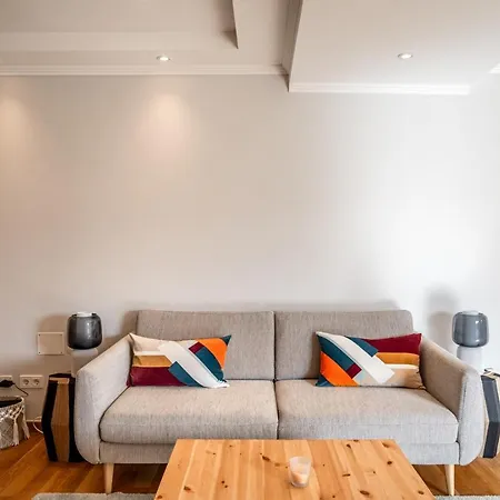 In Spacious - Shared Pool Apartment *