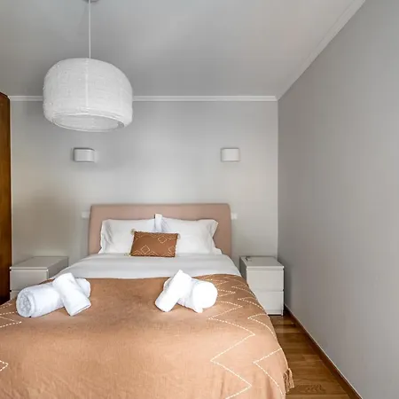 In Spacious - Shared Pool Apartment Oeiras