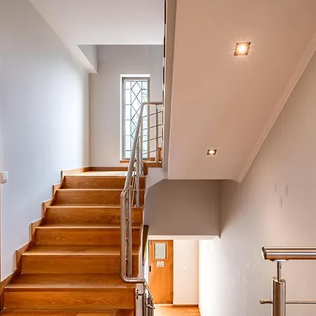 Apartment In Spacious - Shared Pool *