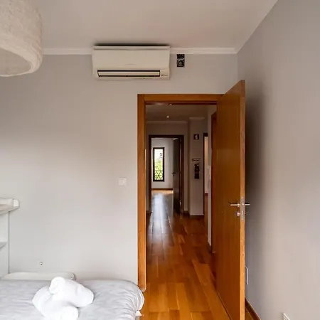 In Spacious - Shared Pool Apartment *