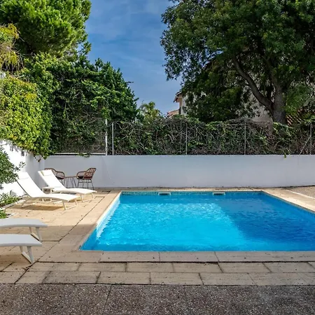 In Spacious - Shared Pool Apartment Oeiras