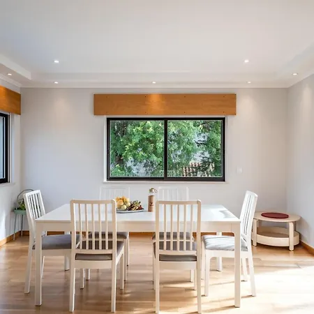 In Spacious - Shared Pool Apartment Oeiras