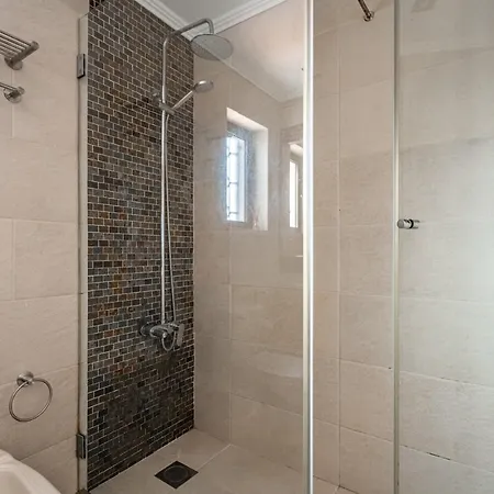 In Spacious - Shared Pool Apartment Oeiras