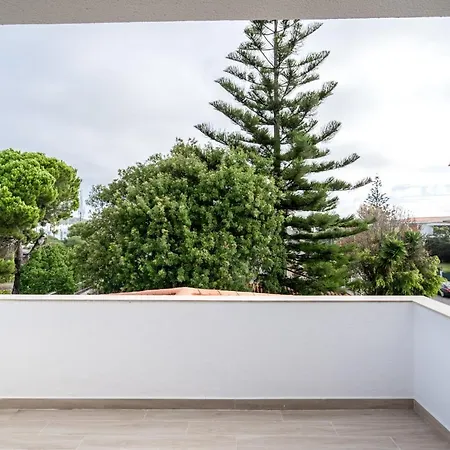 In Spacious - Shared Pool Oeiras