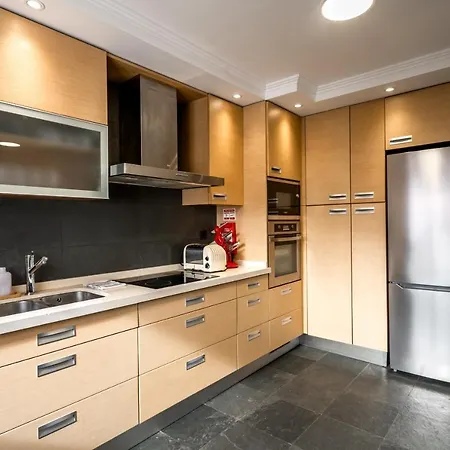 In Spacious - Shared Pool Apartment Oeiras