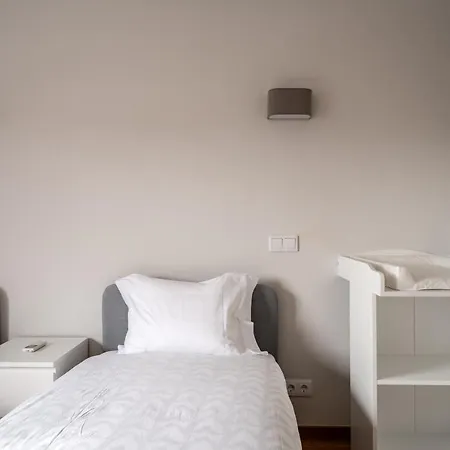 In Spacious - Shared Pool Apartment *