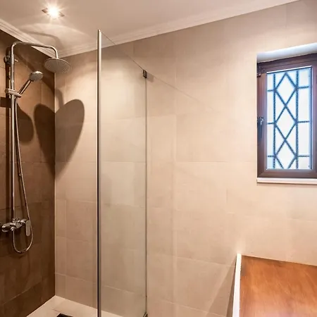 In Spacious - Shared Pool Apartment Oeiras