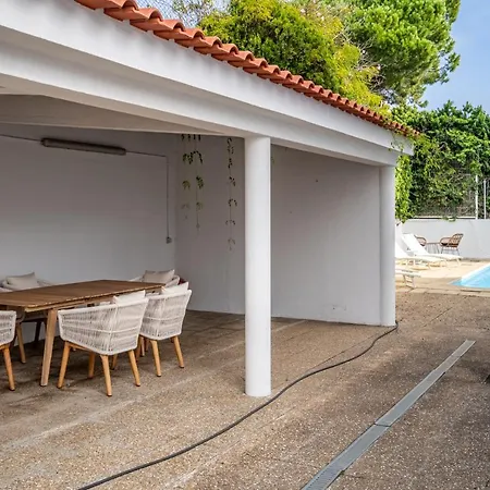 In Spacious - Shared Pool Apartment *