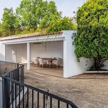 In Spacious - Shared Pool Apartment Oeiras